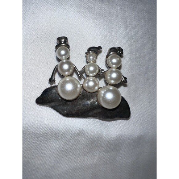 Unbranded Jewelry - Vintage Faux Pearl Snowman Family-3 Snowmen On Sled-Silver Tone Christmas Pin